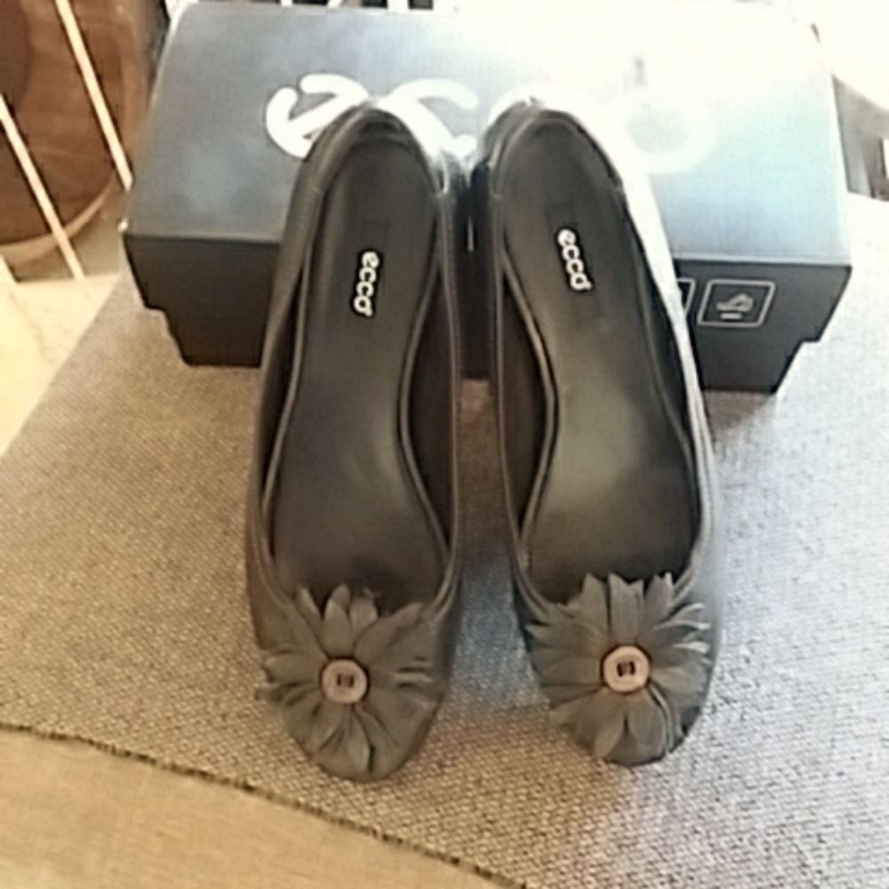NWT Ecco Keystone Black Flats